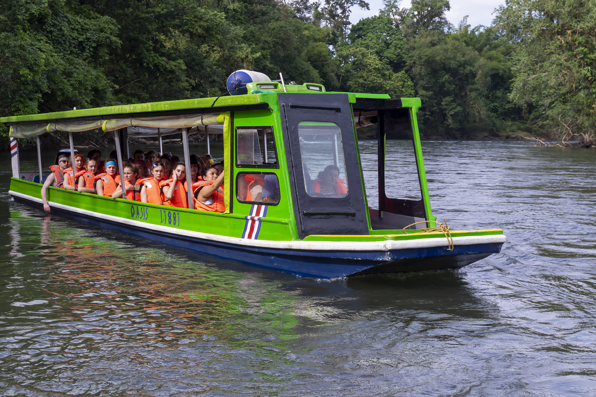 Bote con personas aventuras